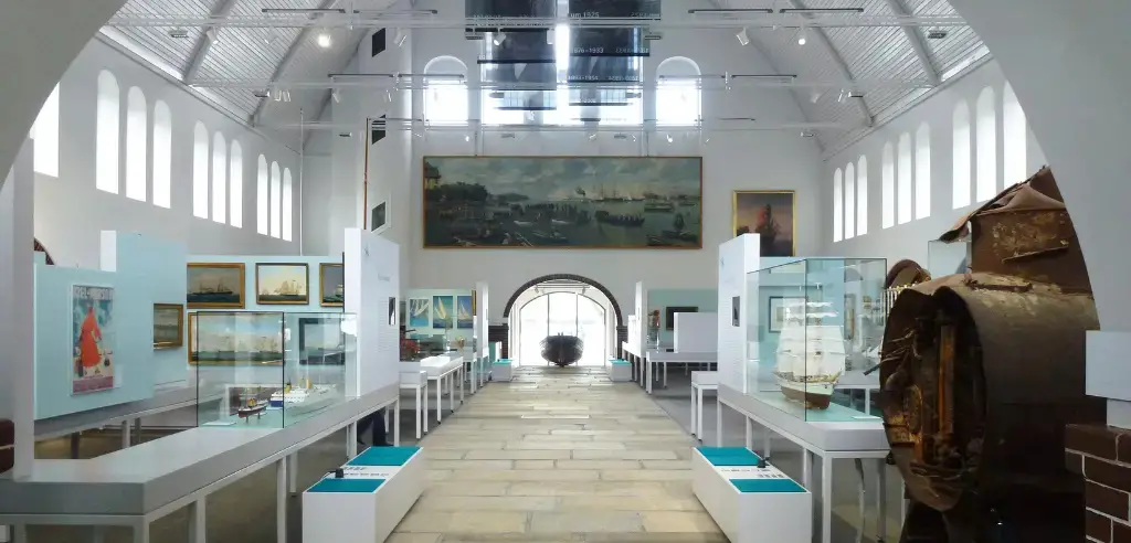 Das Schifffahrtsmuseum besuchen und mehr ueber die Geschichte Kiels erfahren Freizeitaktivitaeten in Kiel